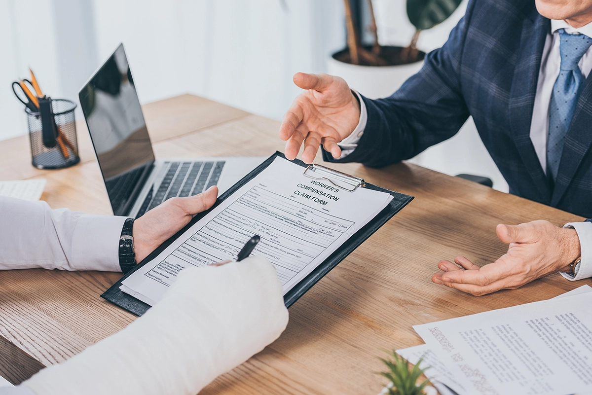 4 Reasons to Work with a Workers’ Compensation Lawyer 4 Reasons to Work with a Workers’ Compensation Lawyer